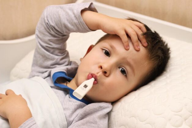 Sốt là một trong nhiều biểu hiện của viêm tai giữa ở trẻ em