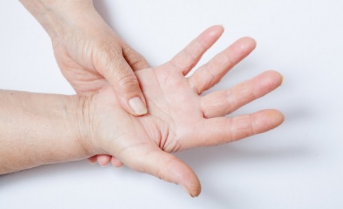 Chấn thương cũng khiến ngón tay, bàn tay bị đau mỏi. Nguyên nhân gây đau mỏi khớp ngón tay