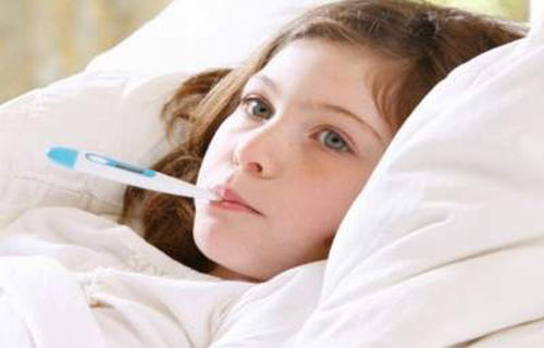 Sốt là triệu chứng phổ biến khi trẻ bị bệnh viêm đường hô hấp cấp
