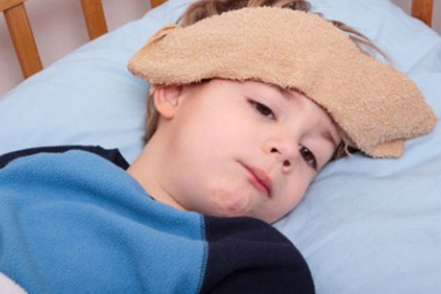 Sốt cao là triệu chứng thường gặp của trẻ bị viêm phổi