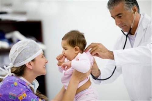 Cho trẻ đi khám chuyên khoa để được thăm khám và điều trị hiệu quả