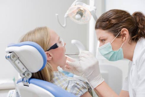 Bị đau răng khi mang thai cần phải đến ngay với bác sĩ nha khoa để được khám và tư vấn chữa trị
