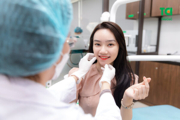 khách hàng sử dụng dịch vụ răng hàm mặt