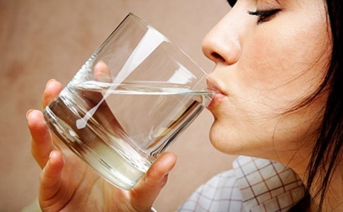 Uống nhiều nước là cách điều trị sỏi thận tốt