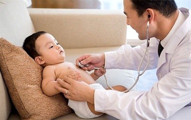 Cho trẻ đi khám chuyên khoa khi thấy trẻ ho nhiều và kéo dài