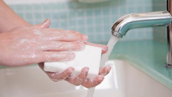 Luôn giữ vệ sinht ay sạch sẽ tránh vi khuẩn có cơ hội xâm nhập gây bệnh