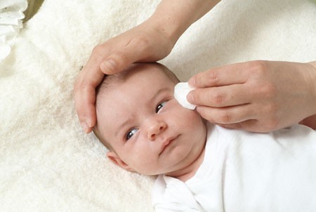 Trẻ em rất dễ mắc bệnh nên cần được khám và điều trị tốt nhất
