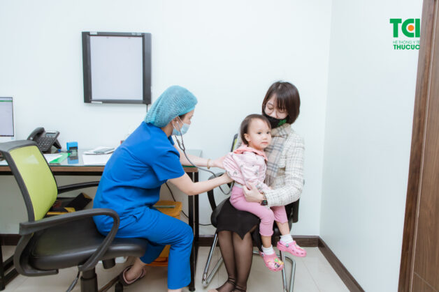 Cho trẻ thăm khám với chuyên gia khi có dấu hiệu viêm phế quản cấp