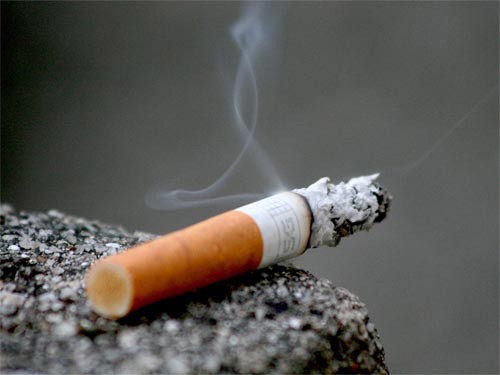 Khói thuốc, khí bụi là những tác nhân nguy hiểm đối với bệnh nhân viêm phổi