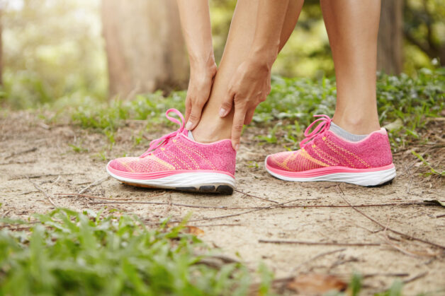 Viêm khớp khiến người bệnh không thể vận động một cách bình thường.