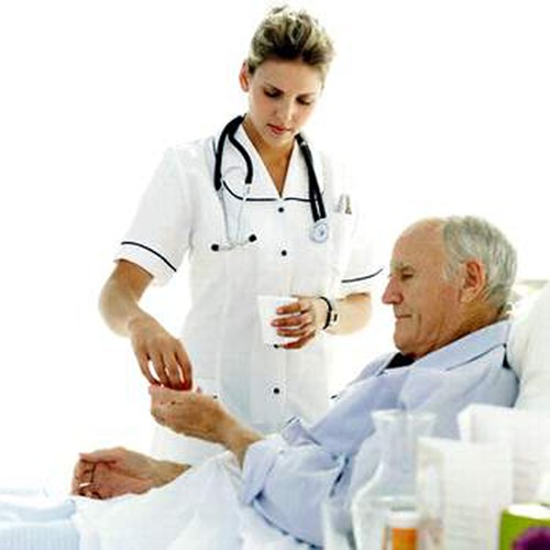 Đưa ngay bệnh nhân đến bệnh viện để được cấp cứu.