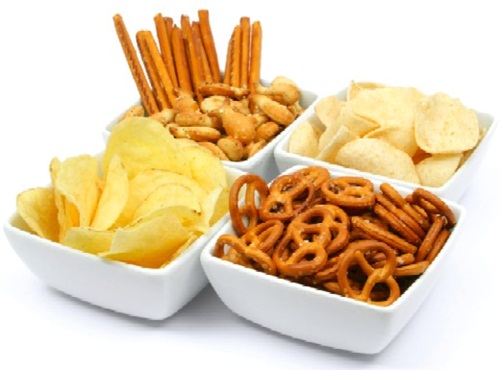 Thói quen ăn vặt nhiều là một trong các nguyên nhân gây đau dạ dày. nguyên nhân gây đau dạ dày