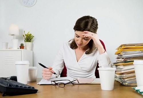 Người bệnh đau nửa đầu căn nguyên mạch máu cần tránh làm việc căng thẳng, ngồi làm việc lâu với 1 tư thế