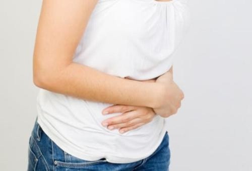 Đối với nữ giới, đau bụng dưới có thể liên quan tới buồng trứng