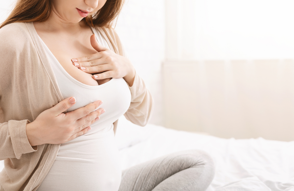 Khi mang thai cơ thể mẹ gia tăng kích thước bầu ngực khiến đầu ngực bị căng tức, khó chịu