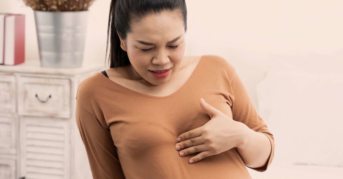 Trong thời kỳ mang thai mẹ thường cảm thấy căng tức ở bầu ngực, đầu ngực đau nhẹ hoặc ấn vào thấy đau nhói