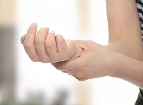 Có rất nhiều nguyên nhân gây nên hiện tượng viêm khớp cổ tay sau sinh ở phụ nữ.