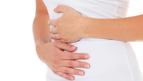 Đau bụng quanh rốn từng cơn là triệu chứng của nhiều bệnh lý về đường tiêu hóa