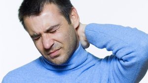 Người bệnh có triệu chứng khó chịu như cử động khó khăn, đau mỏi vùng gáy