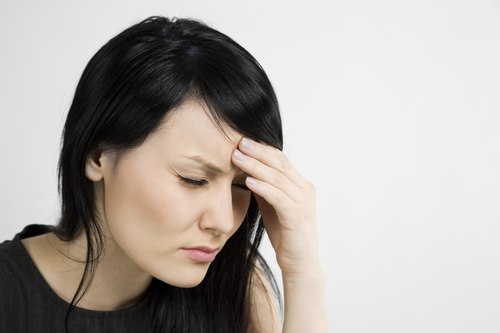 Làm việc quá căng thẳng, stress là nguyên nhân gây đau nửa đầu thường gặp