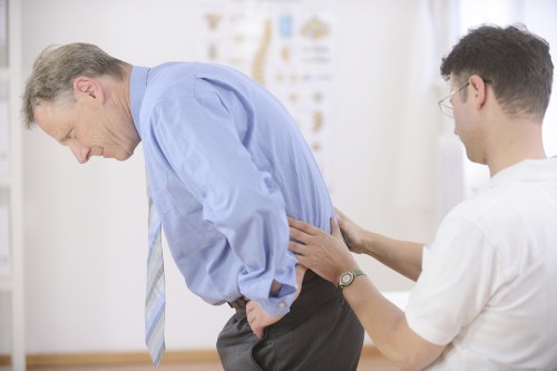 Khám chuyên khoa giúp xác định chính xác nguyên nhân gây đau mỏi lưng và có phương pháp điều trị phù hợp