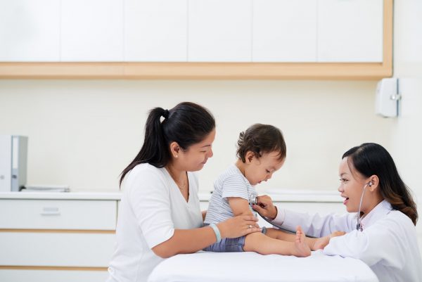 Cha mẹ nên cho trẻ đi khám chuyên khoa để đảm bảo tính an toàn cho sức khỏe và sự phát triển của trẻ