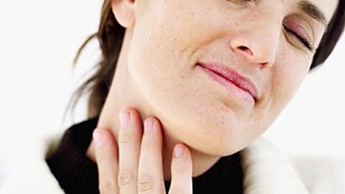Đau rát cổ họng có đờm là triệu chứng phổ biến gặp ở mọi lứa tuổi