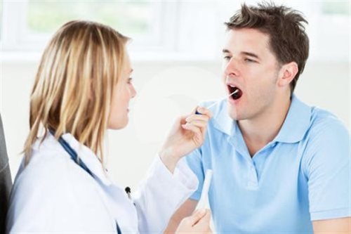 Đau rát cổ họng nếu kéo dài cần đi khám chuyên khoa để được các bác sĩ thăm khám thực thể
