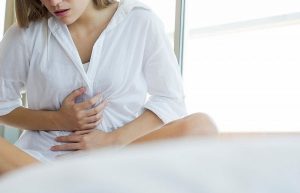 Khi thấy cơn đau bụng bất thường , đặc biệt là vùng dưới rốn chị em nên đi khám chuyên khoa để được tầm soát kịp thời