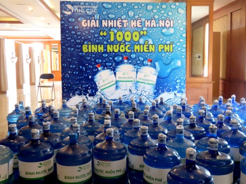 Giảm nhiệt mùa hè Hà Nội - 1000 bình nước miễn phí