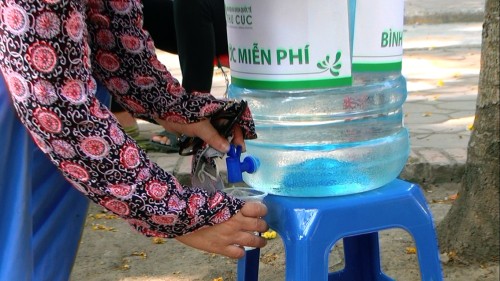 Giảm nhiệt mùa hè Hà Nội - 1000 bình nước miễn phí