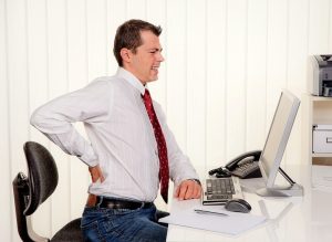 Làm việc quả lâu ở 1 tư thế cũng là nguyên nhân gây đau dây thần kinh ở lưng