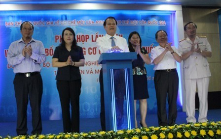 Phó Thủ tướng Chính phủ Vũ Văn Ninh bấm nút công bố mở rộng cơ chế hải quan một cửa quốc gia Ảnh: vfa.gov.vn