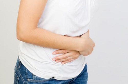 Khi bị bệnh lỵ amip cấp tính, người bệnh sẽ có biểu hiện đau bụng, mót rặn, đại tiện phân nhầy máu.