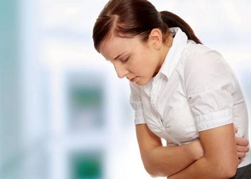 Biểu hiện của bệnh viêm loét dạ dày tá tràng là đau bụng vùng thượng vị, kèm theo căng thẳng, mệt mỏi, ợ chua