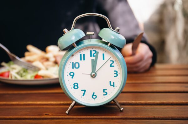 Ăn không đúng giờ sẽ ảnh hưởng xấu tới tiêu hóa