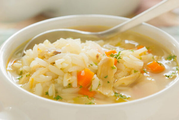 Không nên ăn cơm và canh cùng lúc