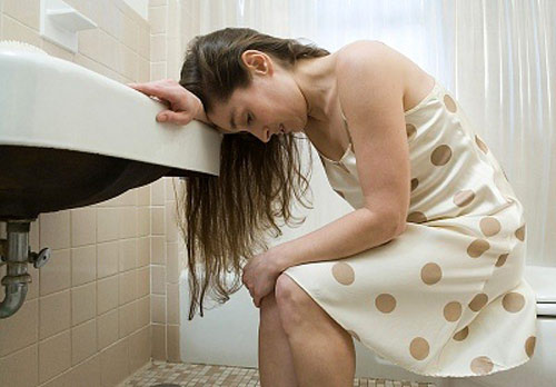 Đau bụng kinh có thể có các triệu chứng đi kèm, như: Đau đầu, nôn và buồn nôn, tiêu chảy hoặc táo bón, hoa mắt chóng mặt, ngất xỉu…