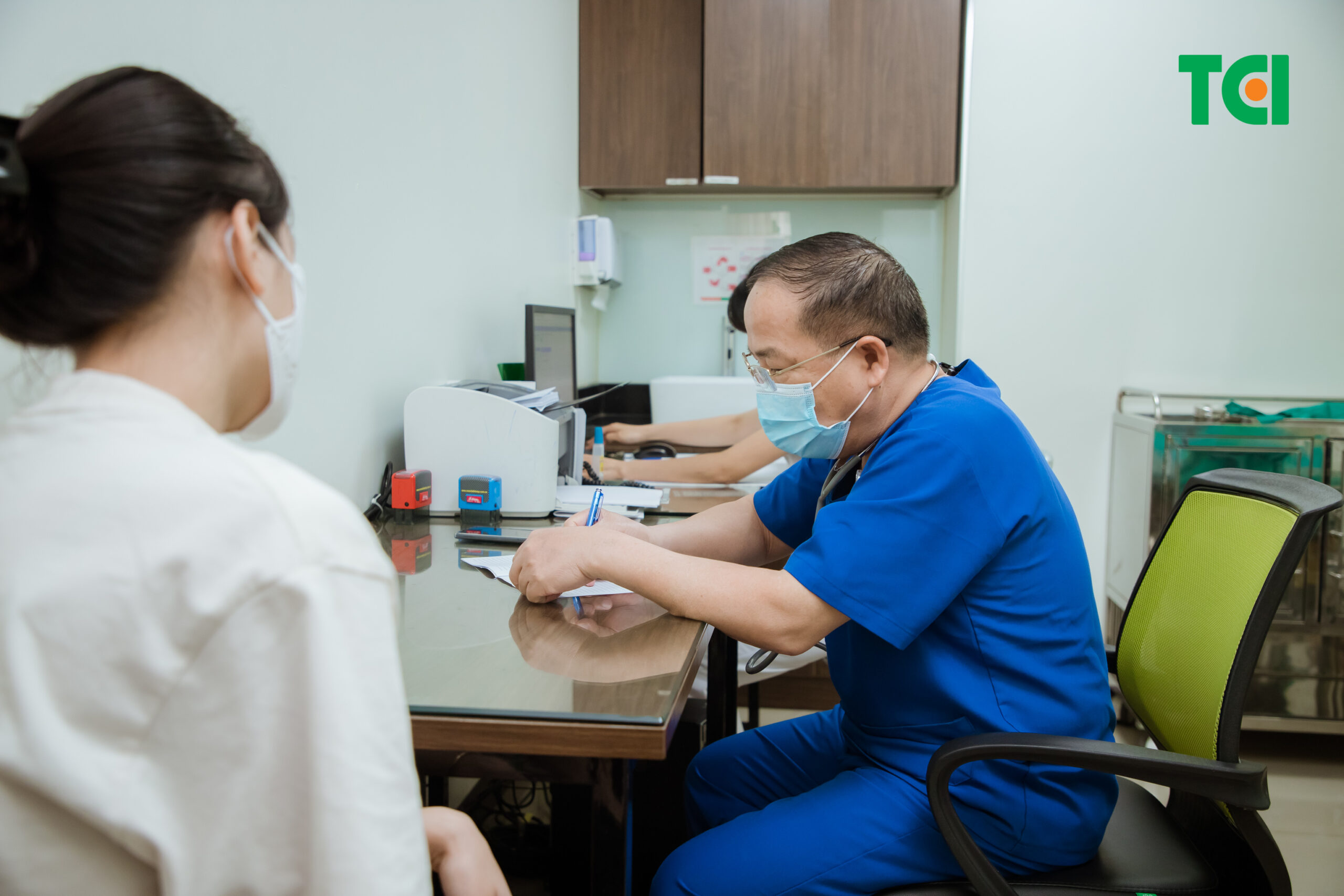 Nếu đau bụng kinh kéo dài và ảnh hưởng đến công việc hoặc cuộc sống hàng ngày, bạn nên thăm khám và uống thuốc theo chỉ định