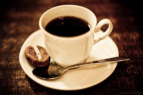 Khi bị đau bụng cần tránh sử dụng cà phê hoặc socola vì có thể làm tăng tình trạng đau