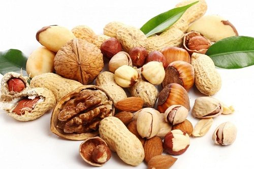 Các loại hạt như lạc, quả óc chó, hạnh nhân cũng nên bổ sung một lượng vừa phải để ngăn ngừa táo bón
