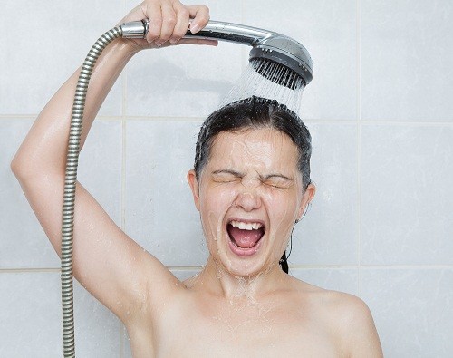 Để phòng tránh bệnh nấm da, cần tắm rửa sạch sẽ hàng ngày, nhất là sau khi tập thể thao hoặc ra nhiều mồ hôi. 