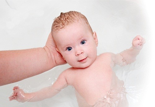 Tắm bằng muối tắm hoặc dầu và sau đó bôi kem dưỡng ẩm có thể giúp giảm bớt các triệu chứng của bệnh vẩy nến.