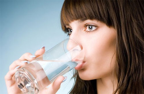 Uống nhiều nước giúp đào thải vi khuẩn qua đường tiểu