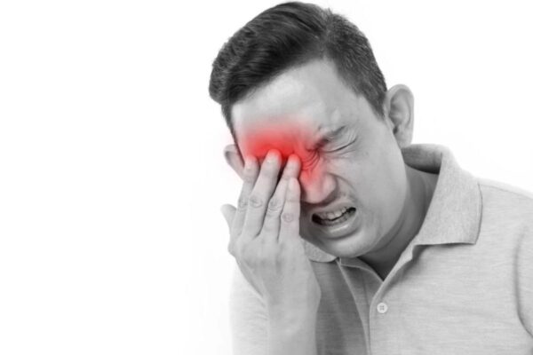 Viêm ổ mắt, áp xe mí mắt là các biến chứng do viêm xoang gây ra đối với người mắc bệnh