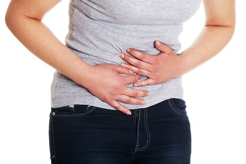 Một trong những biểu hiện của đau ruột thừa thường gặp là đau ở vùng rốn. 