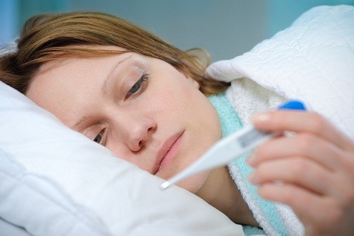 Biểu hiện của đau ruột thừa cũng có thể gặp ở những người bị cúm dạ dày (viêm dạ dày do vi rút) là sốt nhẹ, ớn lạnh và rét run.