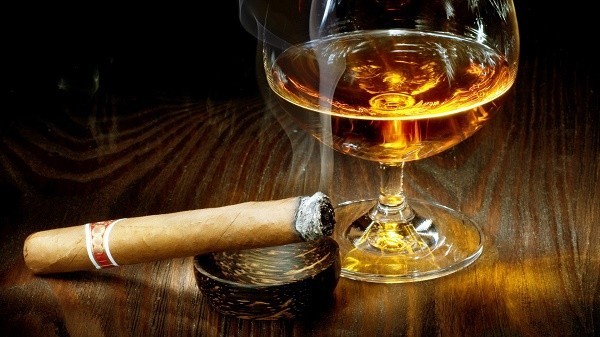 Hút thuốc lá và uống rượu làm tăng nguy cơ mắc ung thư vòm họng.
