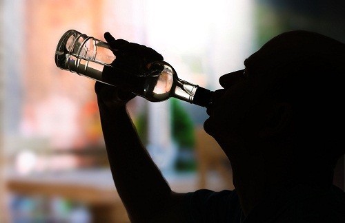 Một nguyên nhân gây vôi hóa gan khá phổ biến là uống rượu quá nhiều. 