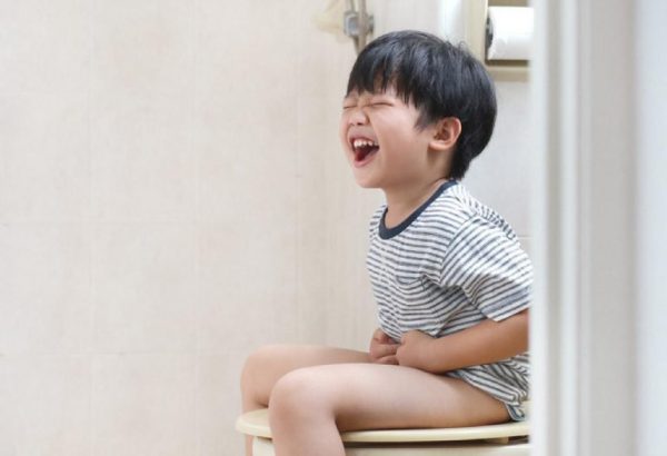 Nước tiểu của trẻ màu đậm